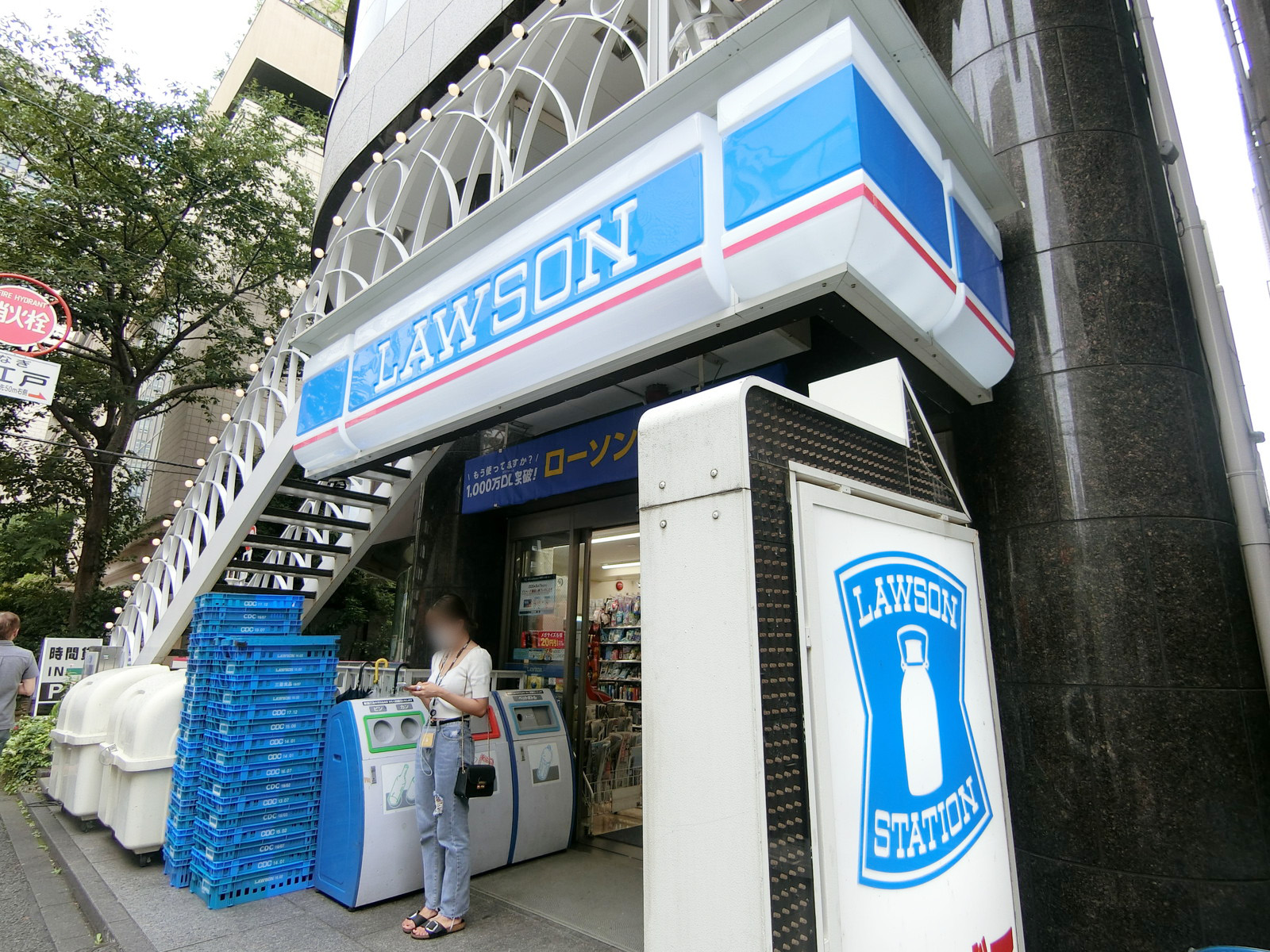 1階：ローソン南青山二丁目店