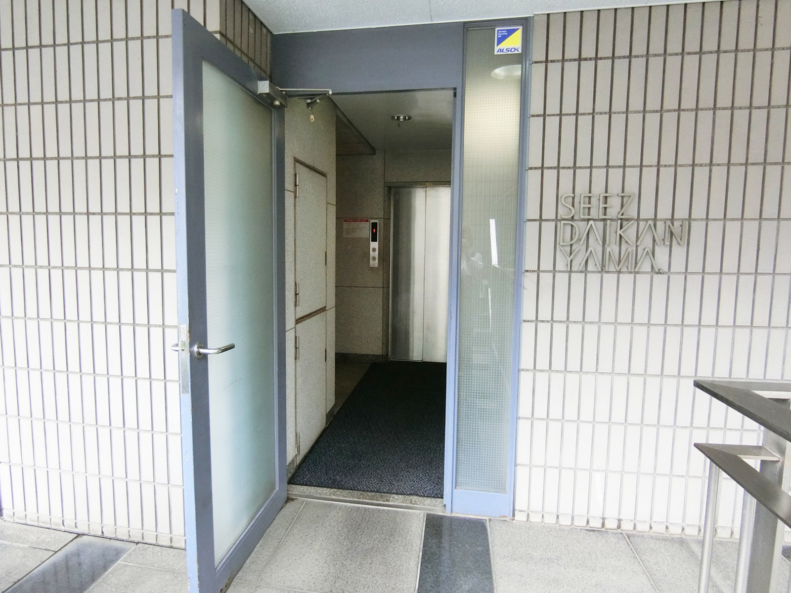 オフィスビル出入口