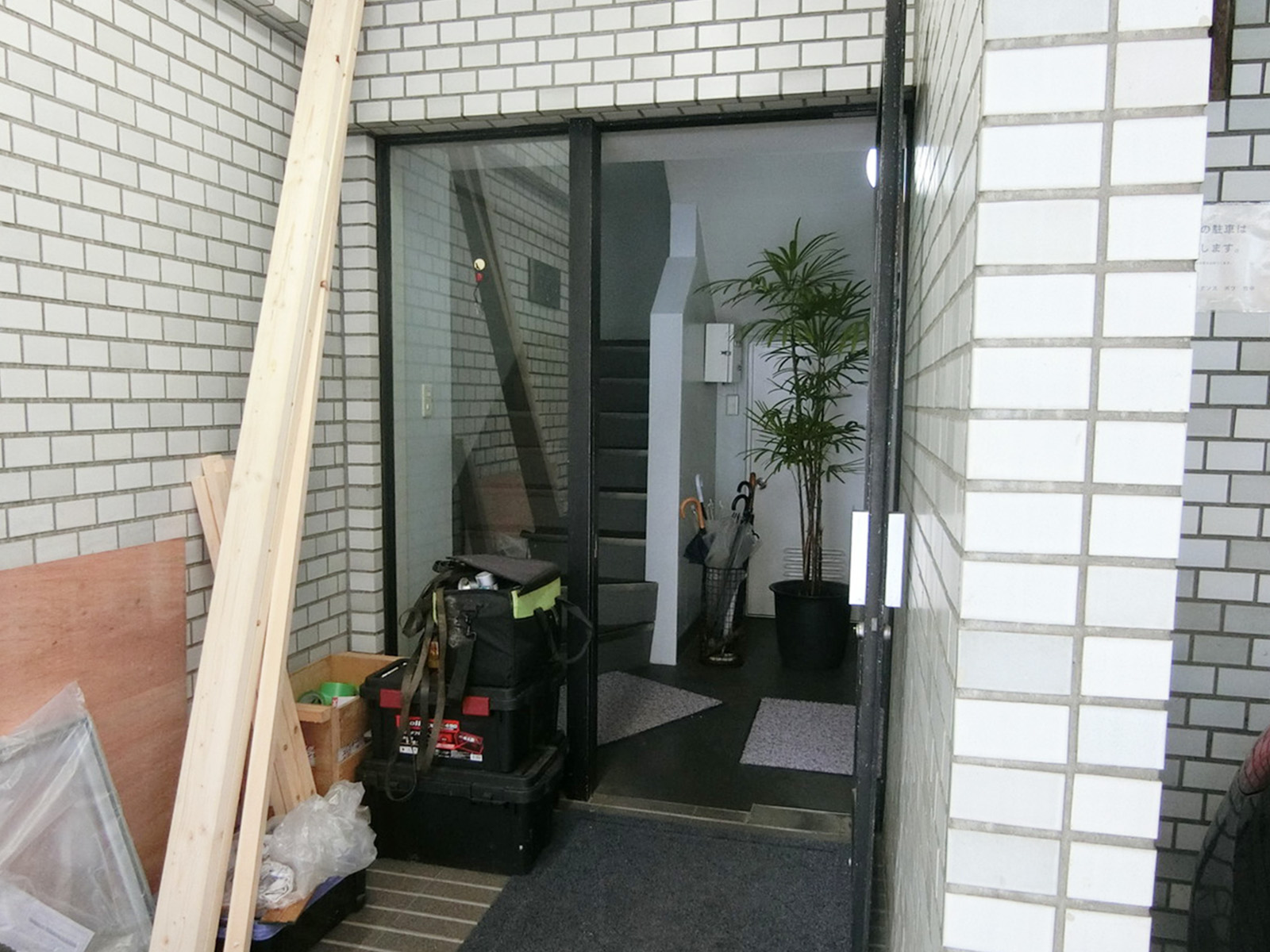 オフィスビル出入り口
