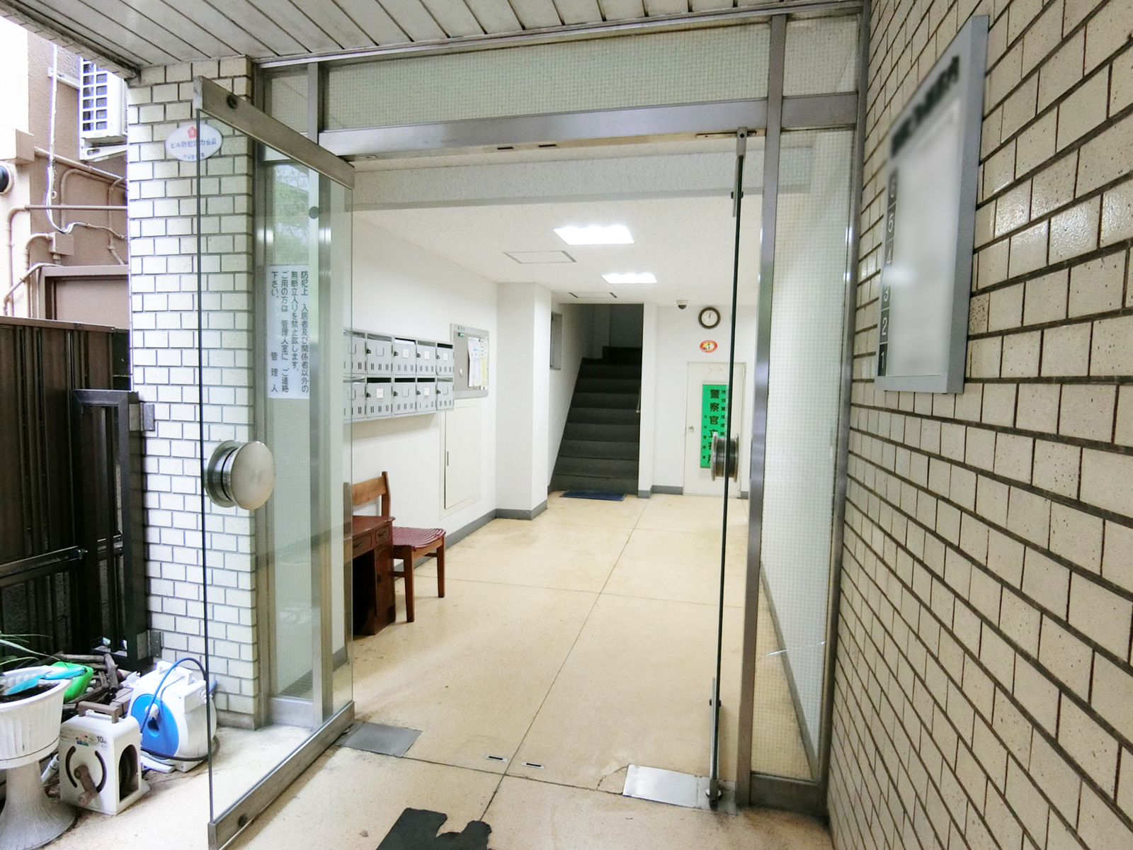 オフィスビル出入口