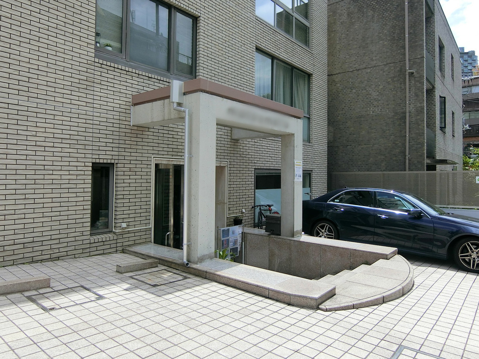 オフィスビル出入り口