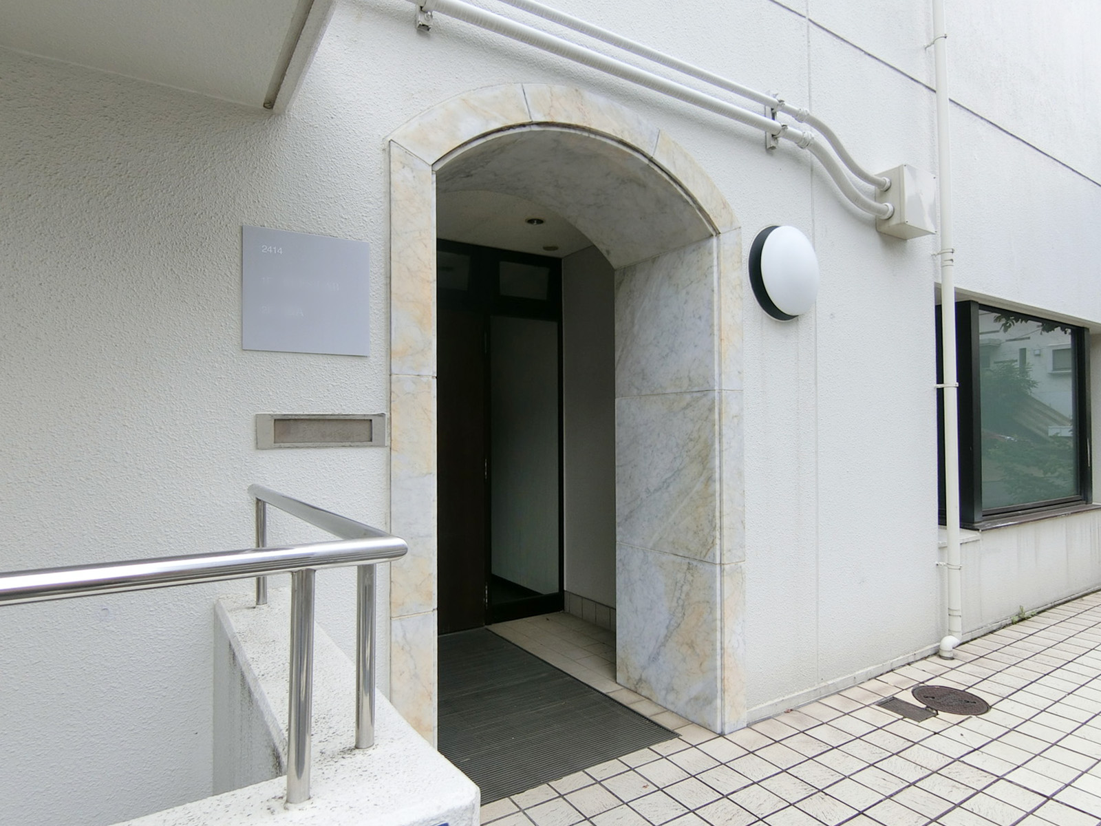 オフィスビル出入り口