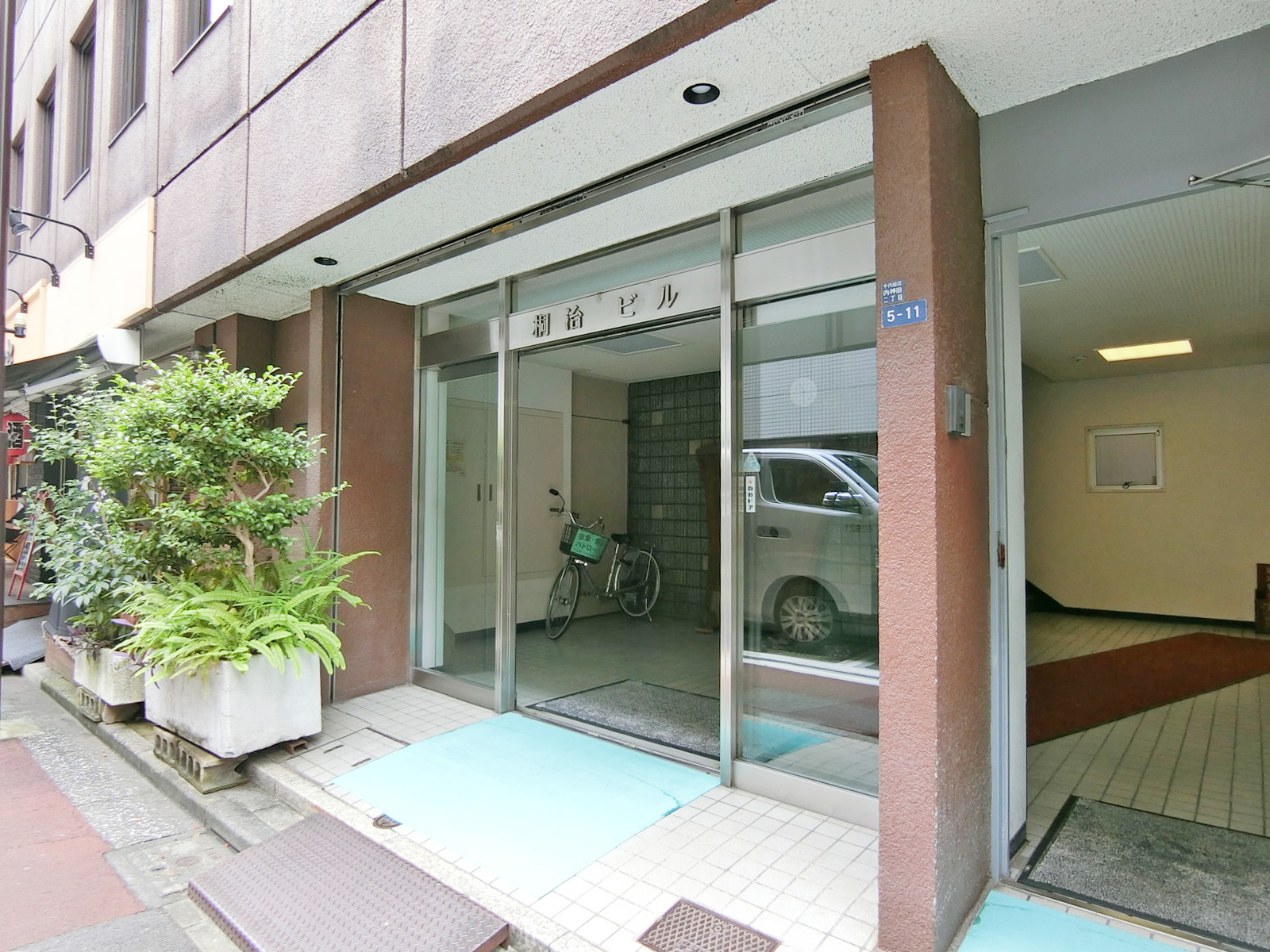 オフィスビル出入り口