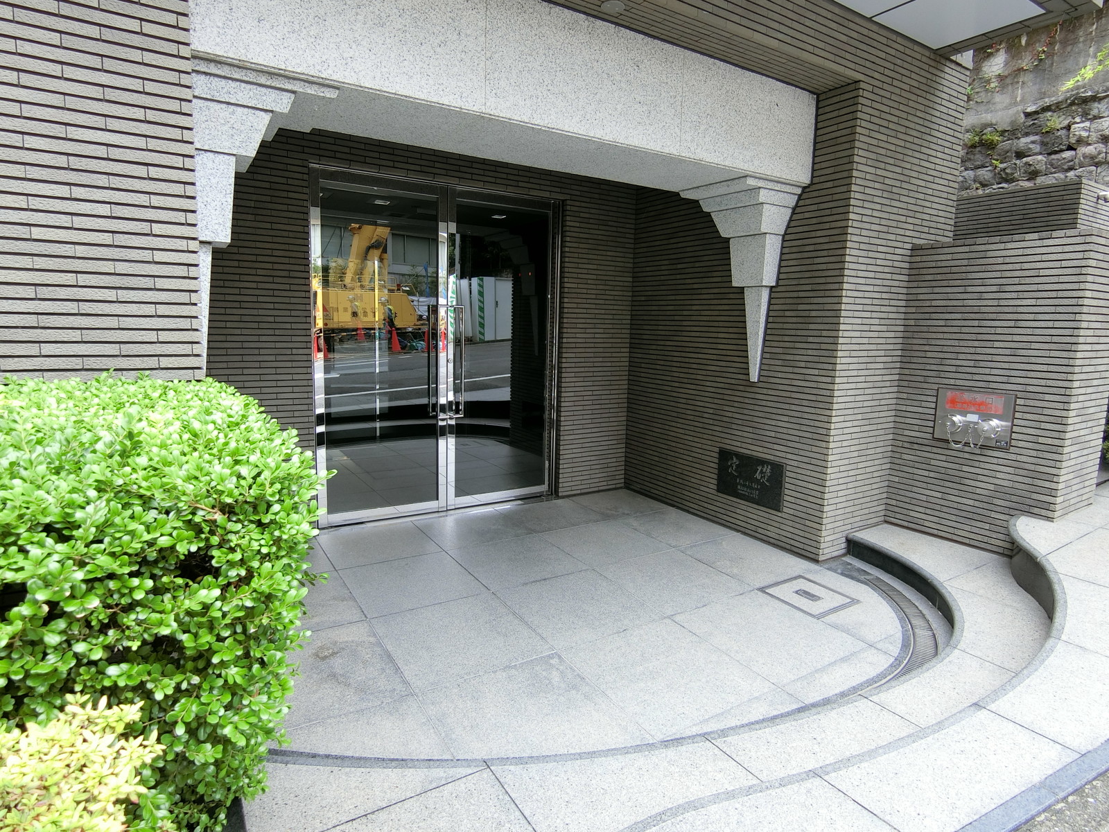 オフィスビル出入口