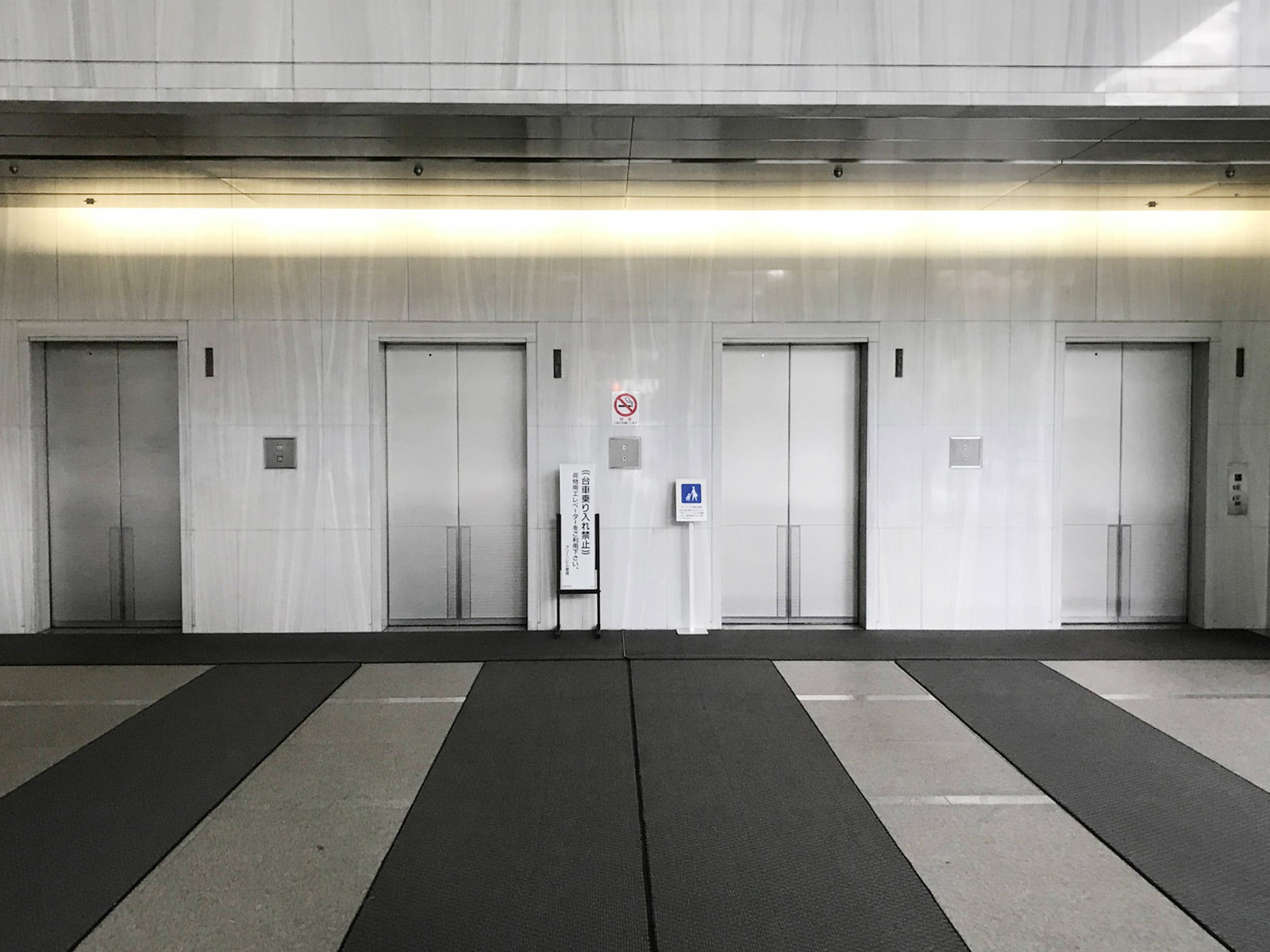 エレベーター(4基)