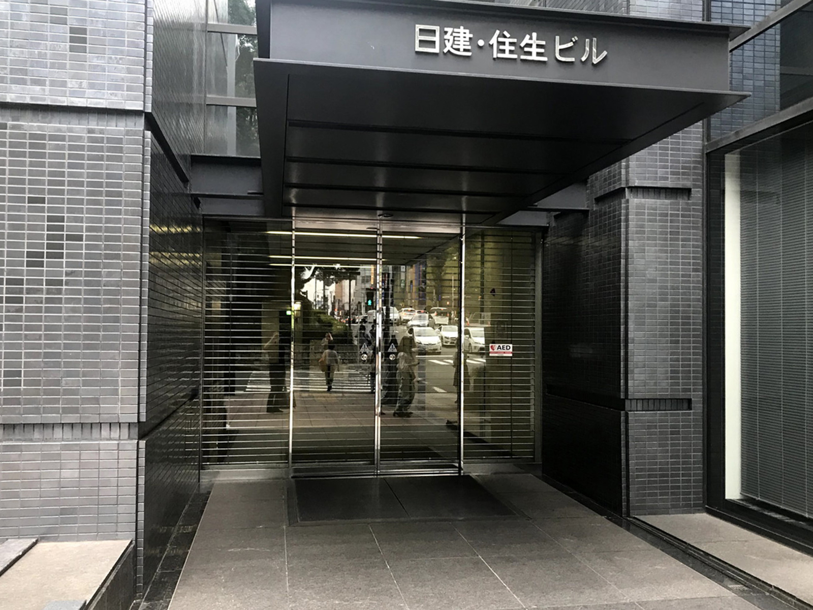 オフィスビル出入口