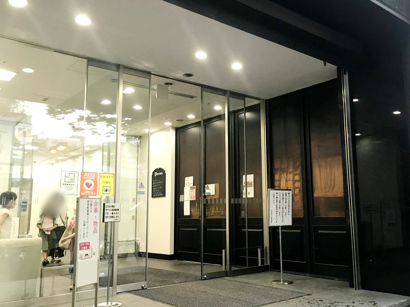 オフィスビル出入り口