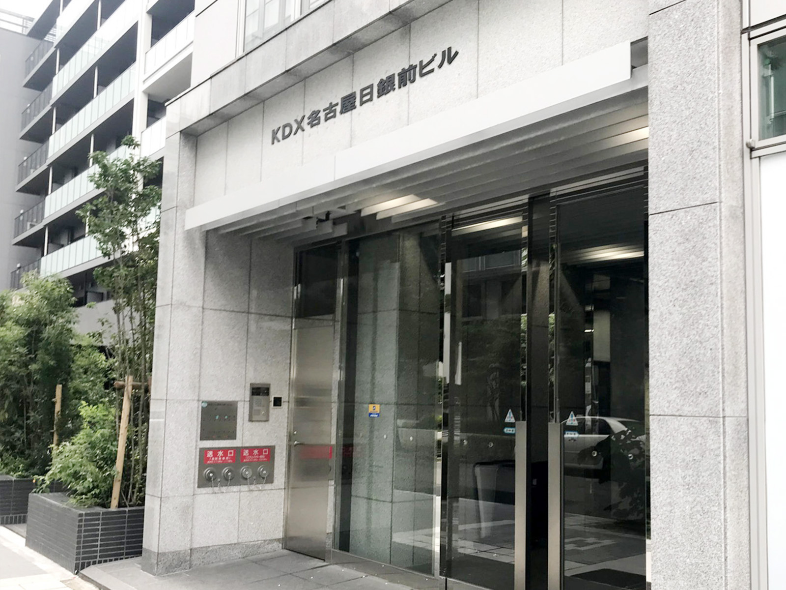 オフィスビル出入り口