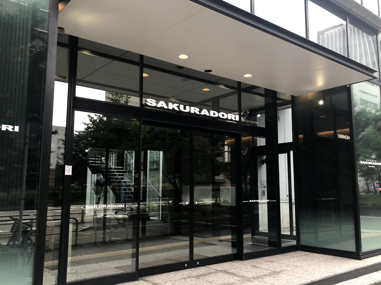 オフィスビル出入口