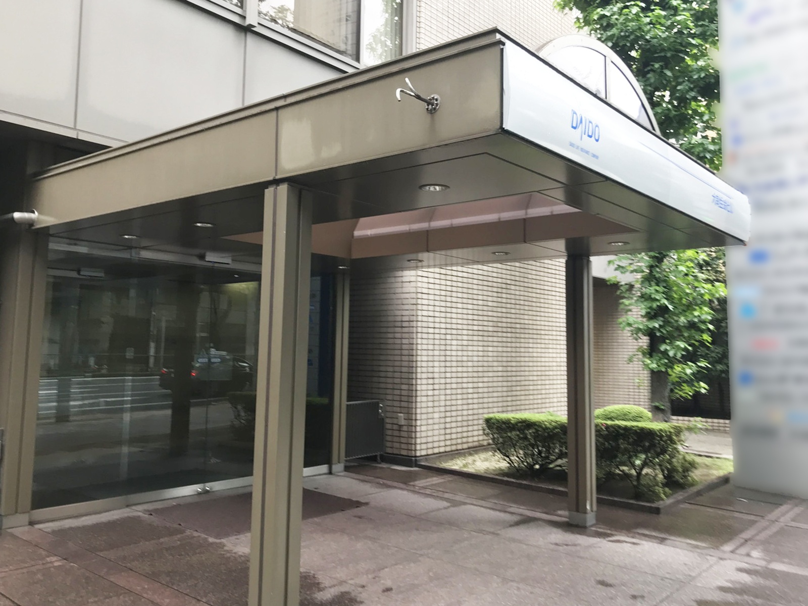 オフィスビル出入口