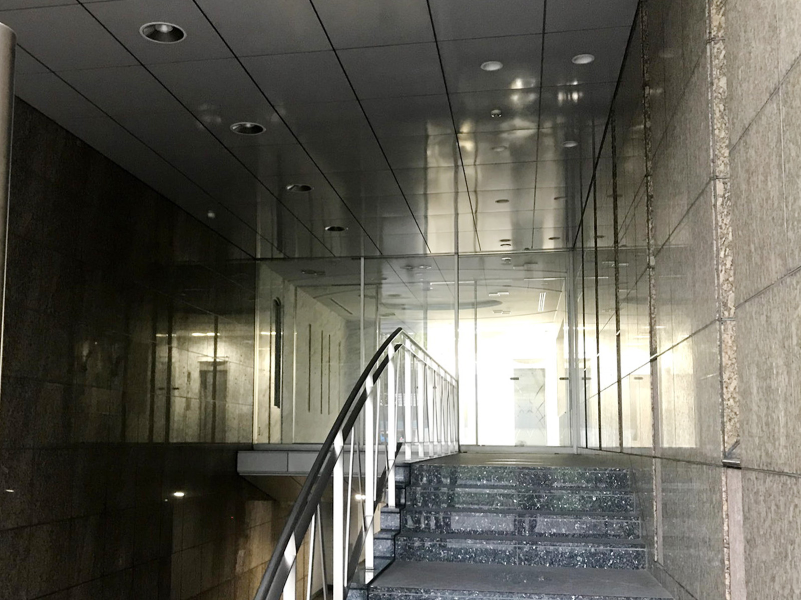 オフィスビル出入り口