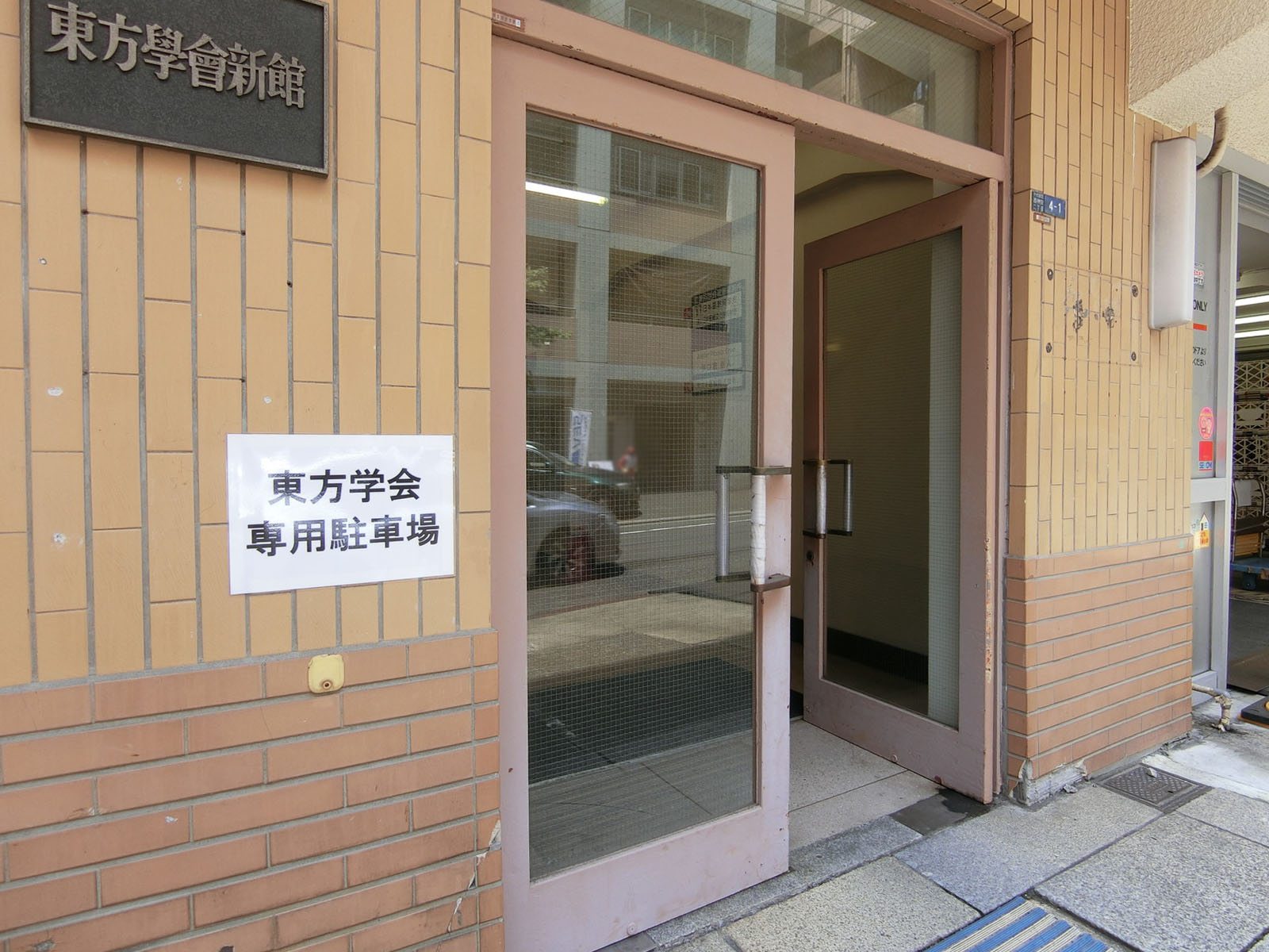 オフィスビル出入口