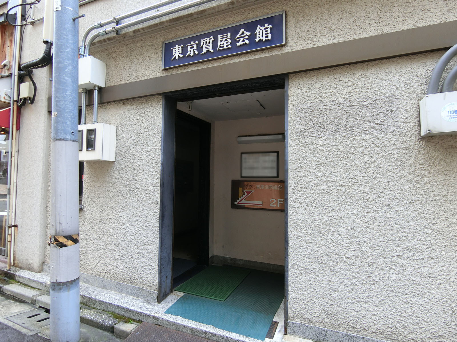 オフィスビル出入口