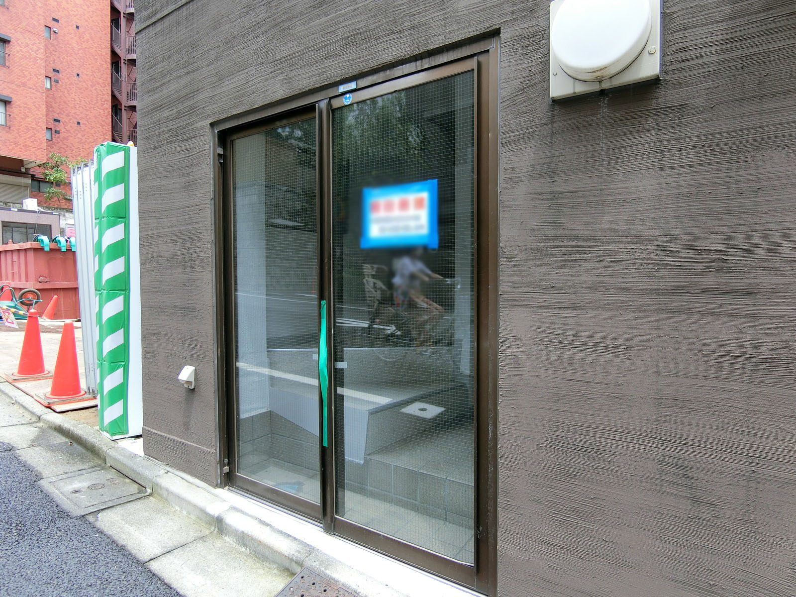 オフィス出入口