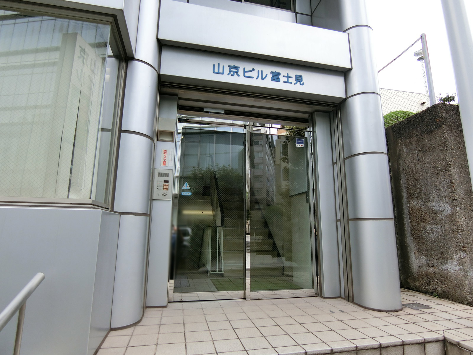 オフィスビル出入り口