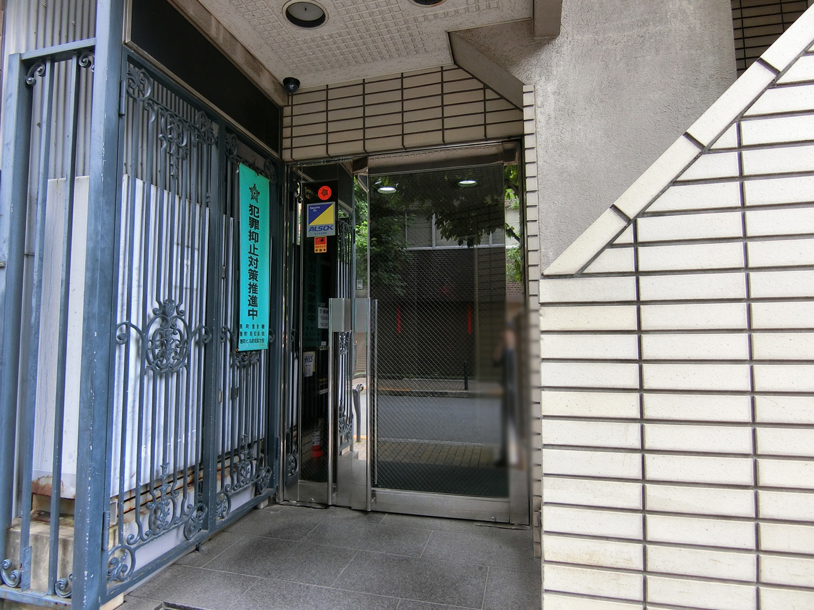 オフィスビル出入り口