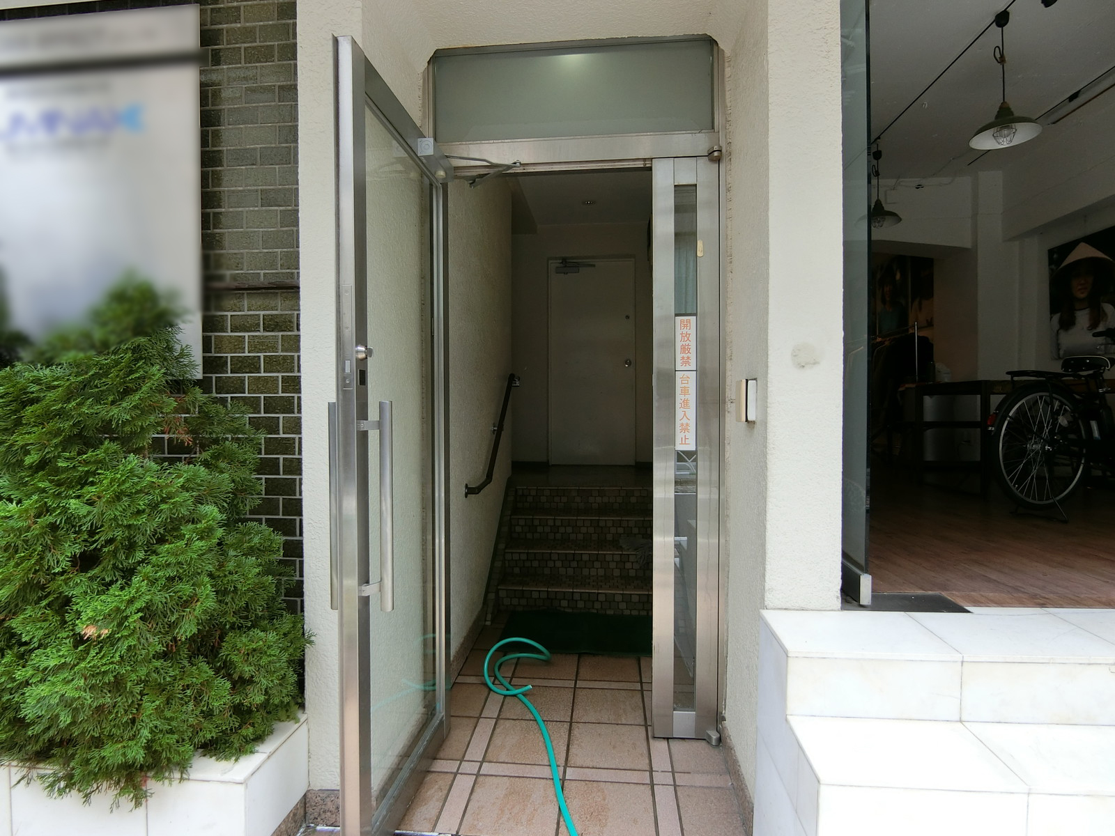 オフィスビル出入り口