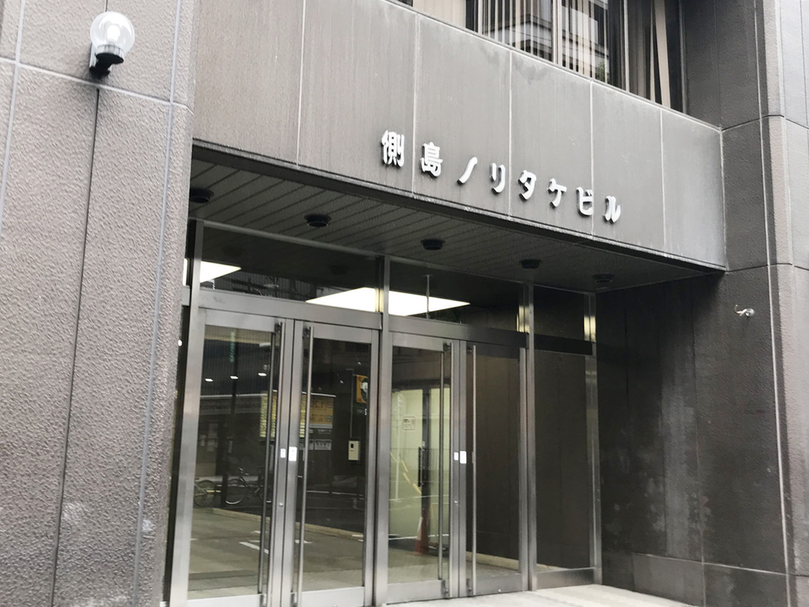 オフィスビル出入り口