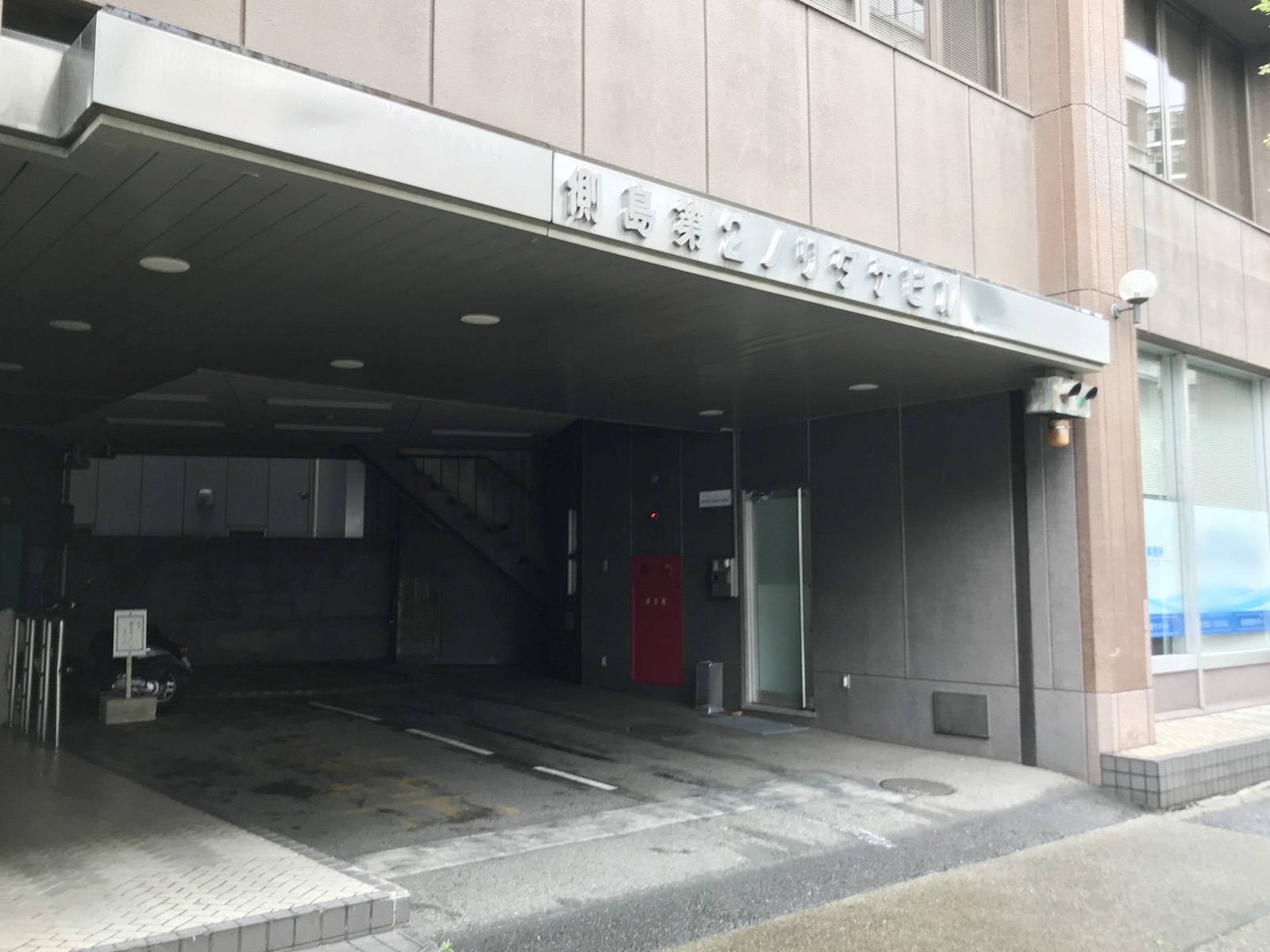 オフィスビル出入り口