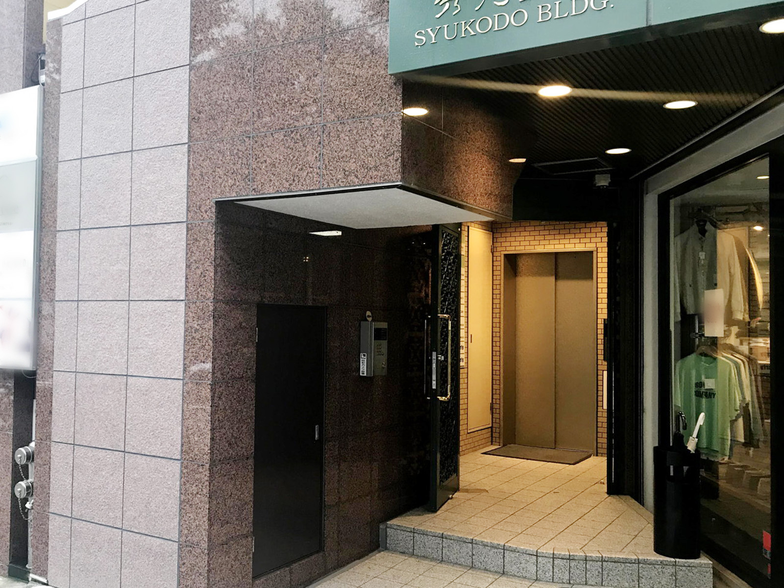 オフィスビル出入口