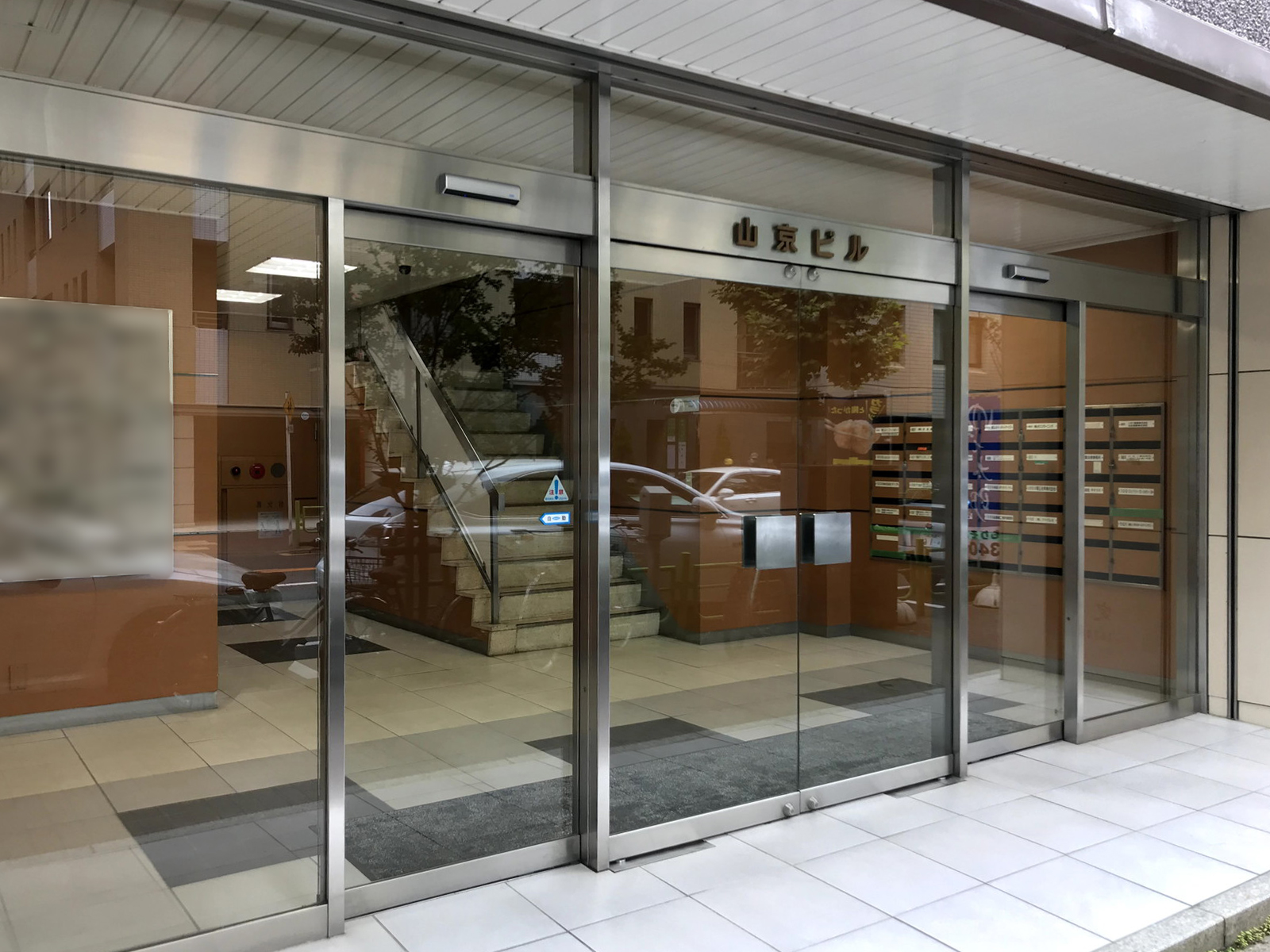 オフィスビル出入口