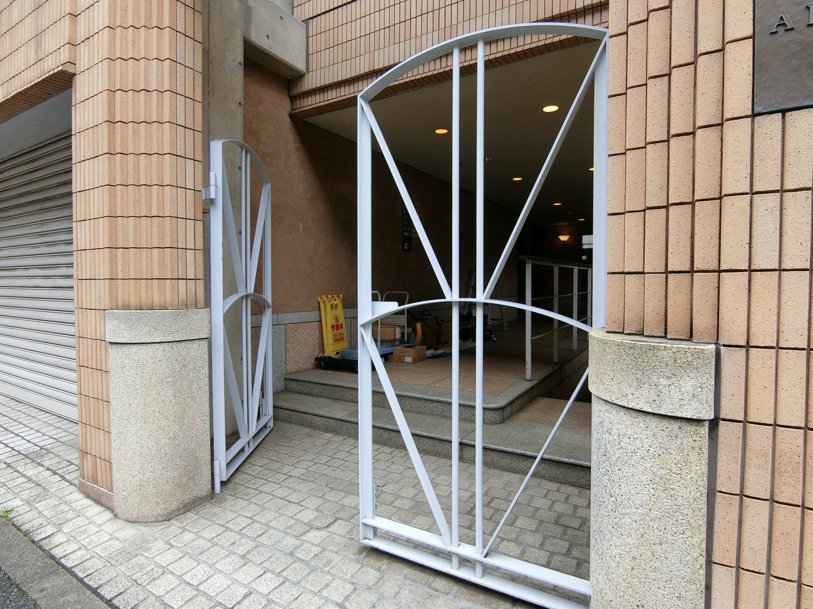 オフィスビル出入口