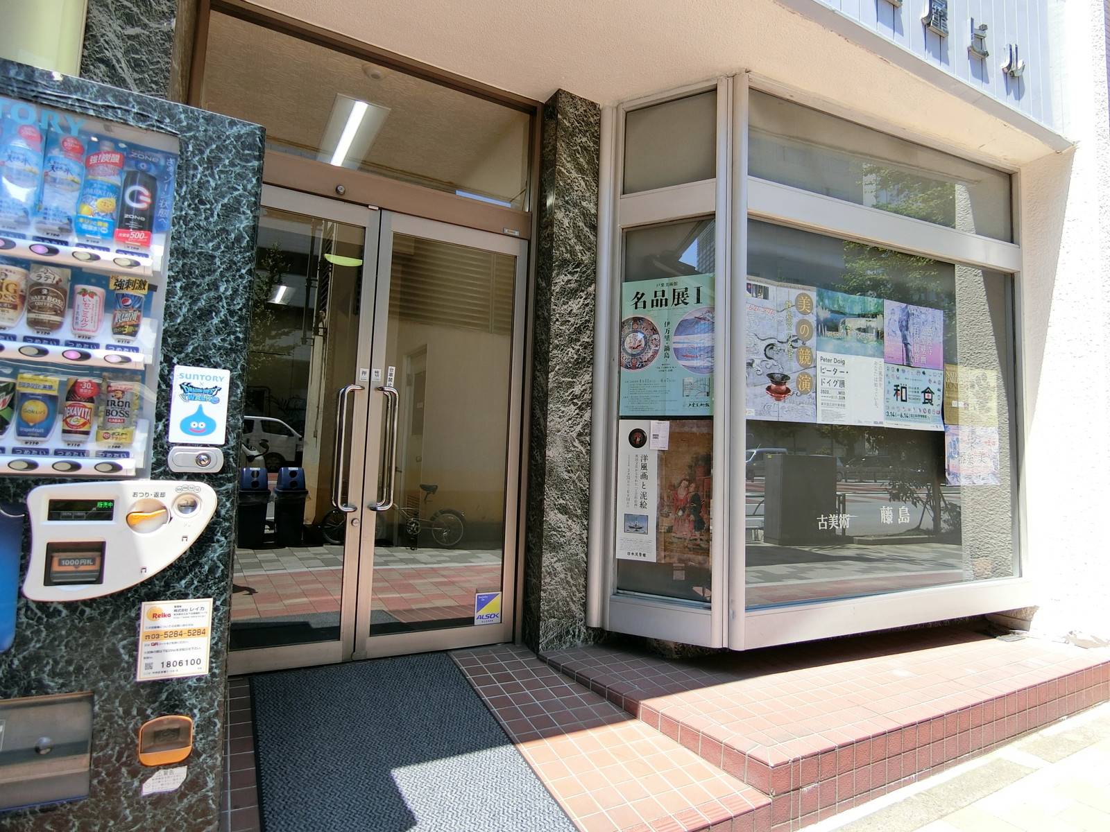 オフィスビル出入口