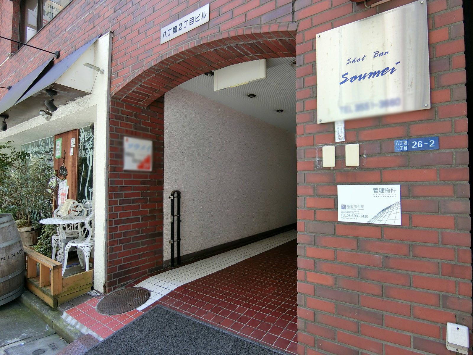 オフィスビル出入口