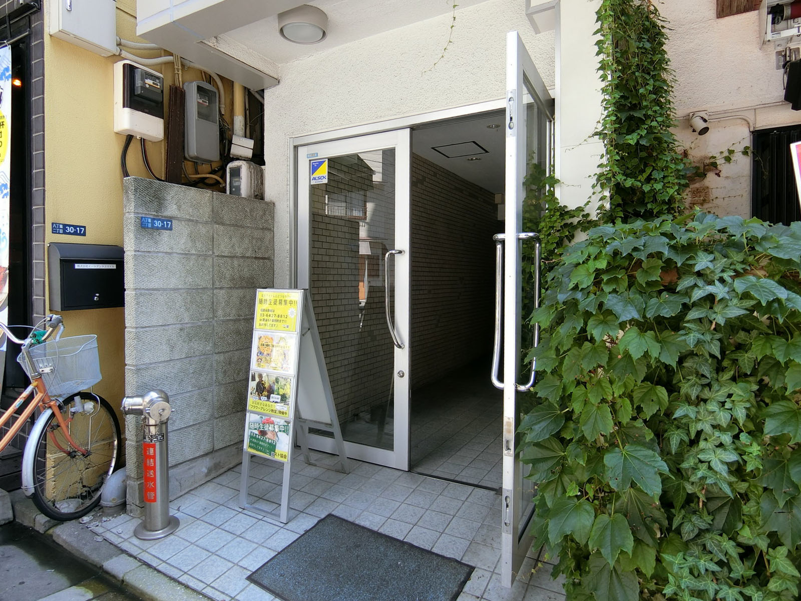オフィスビル出入口