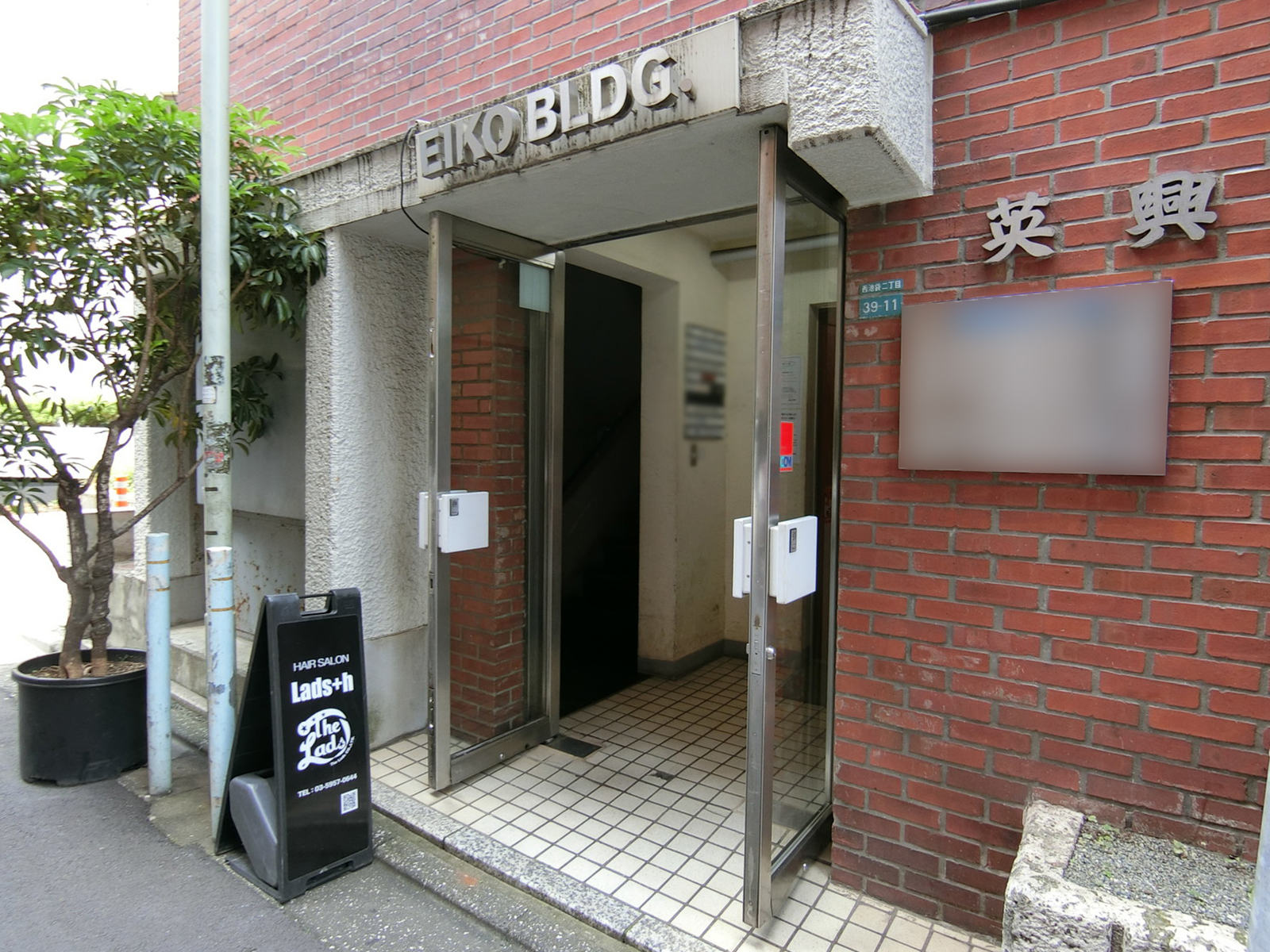 オフィスビル出入口