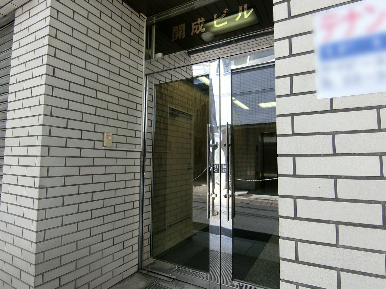 オフィスビル出入口