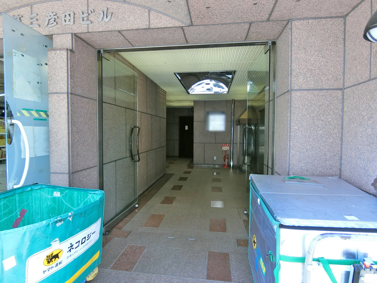 オフィスビル出入り口