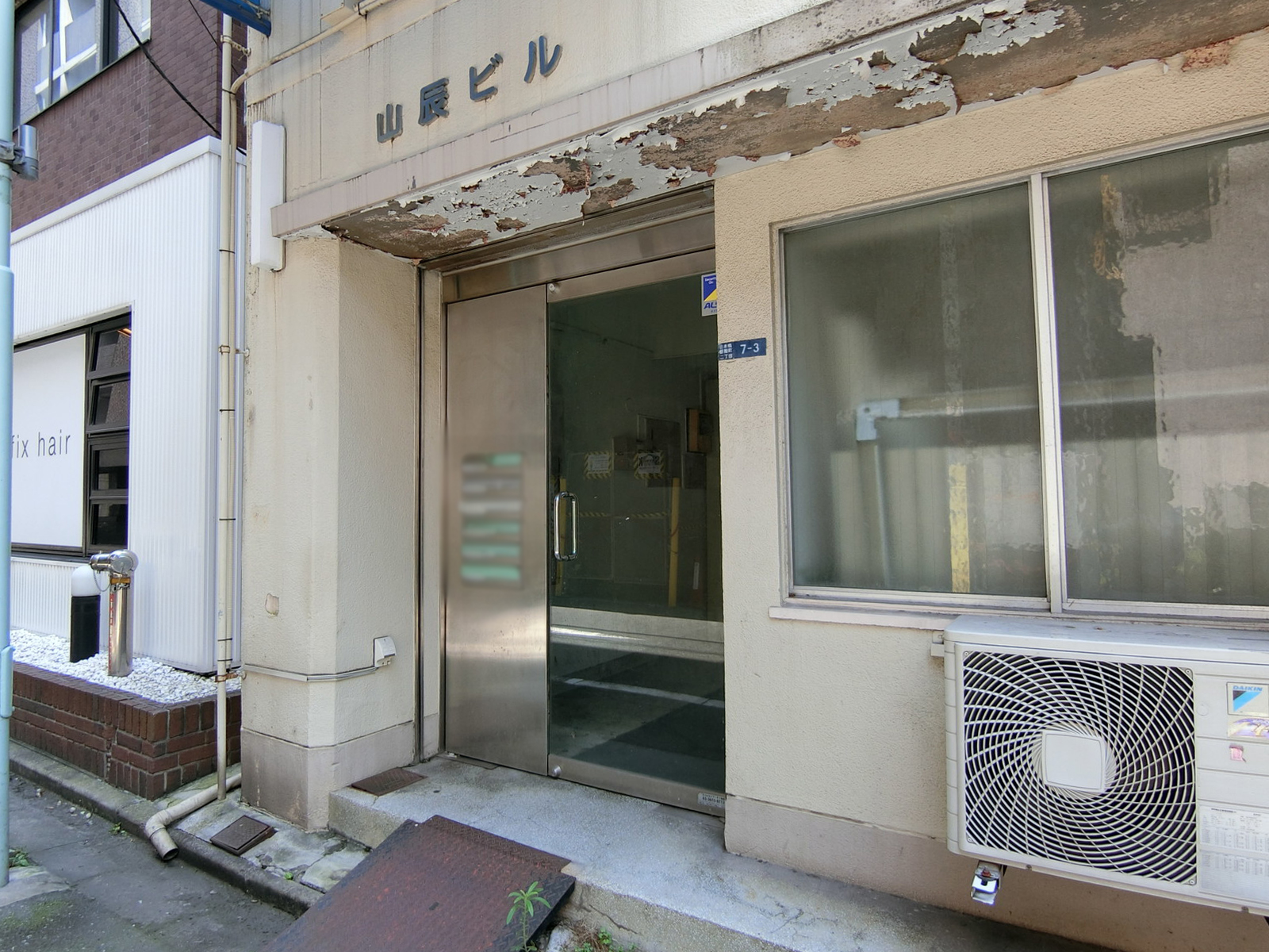オフィスビル出入り口