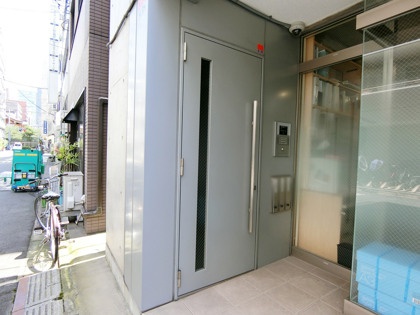 オフィスビル出入り口