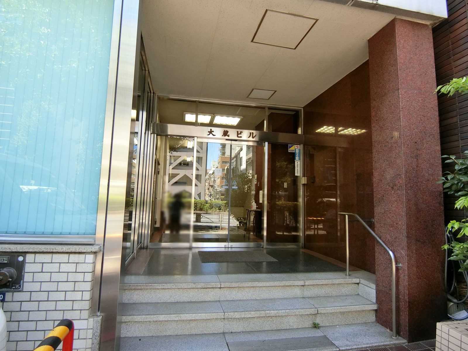 オフィスビル出入り口