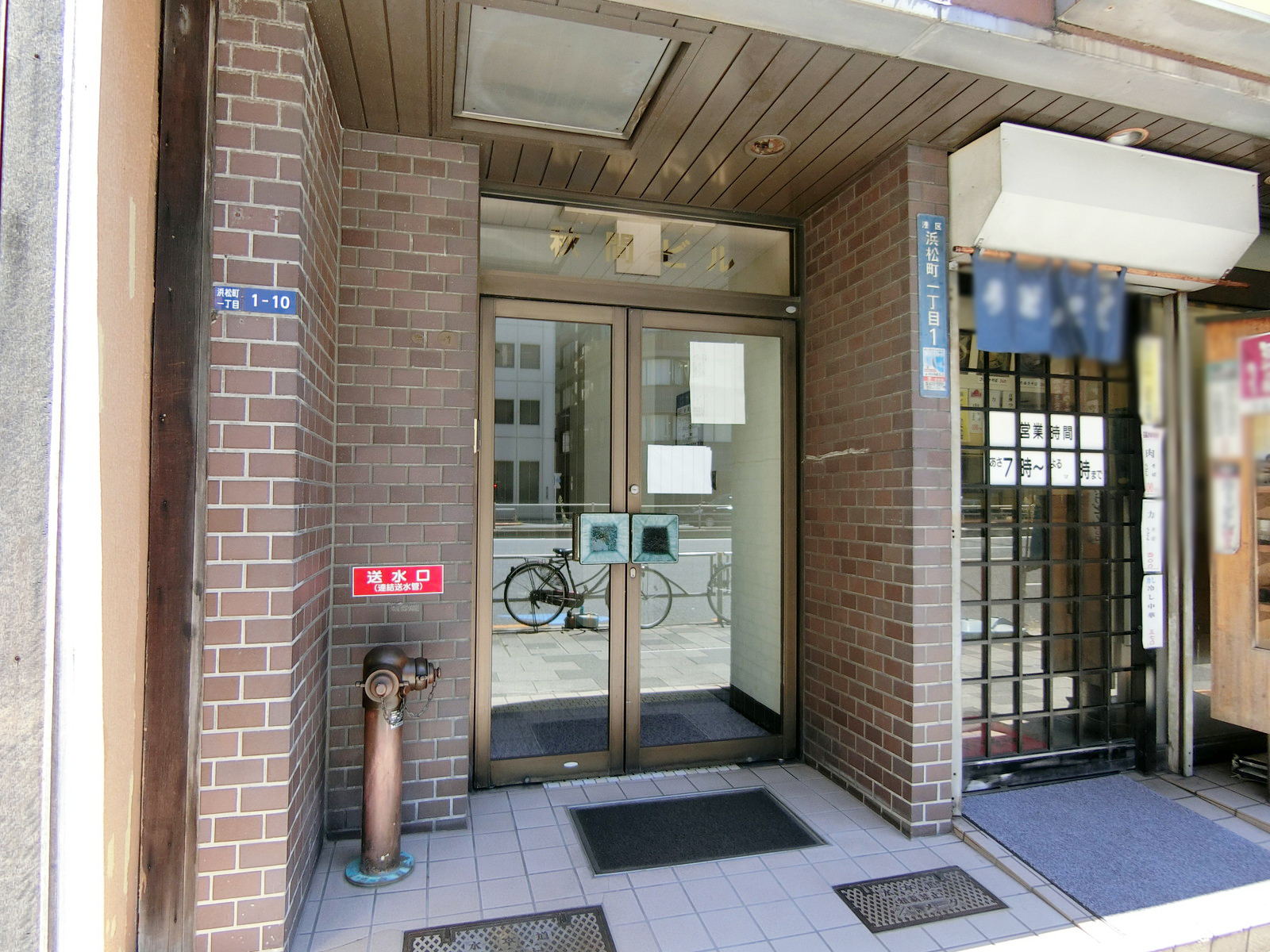 オフィスビル出入り口