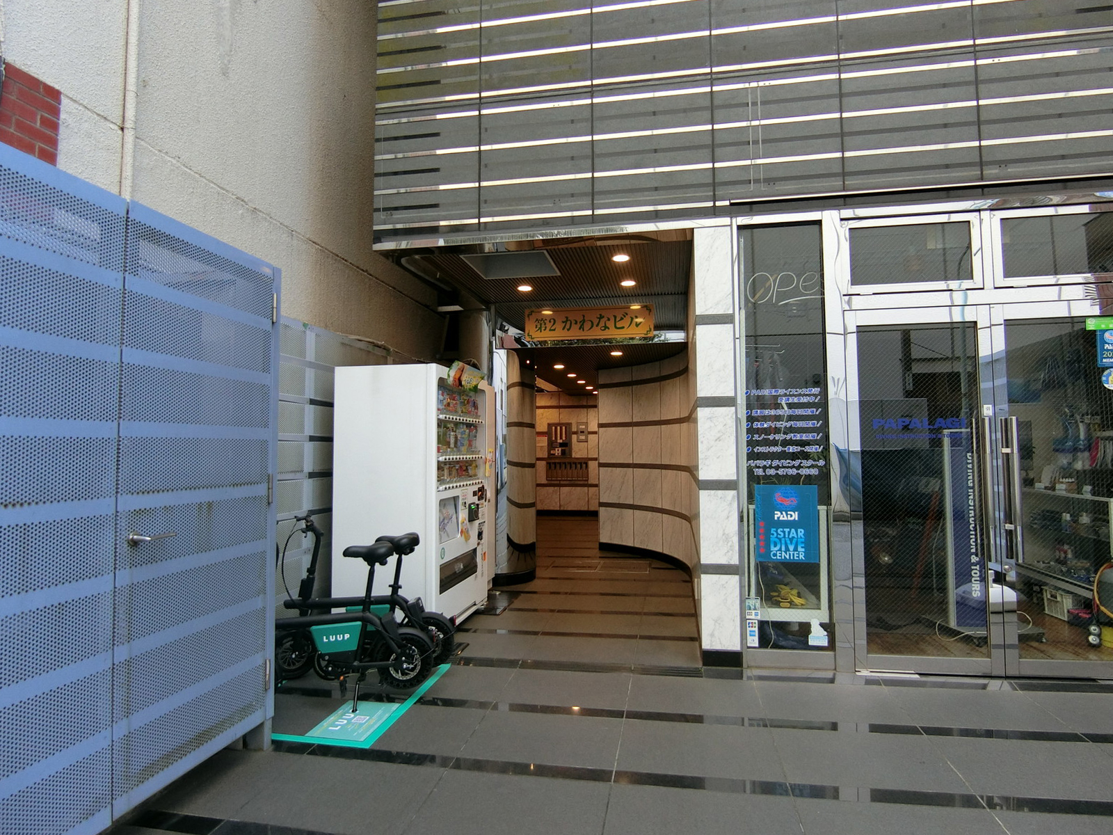 オフィスビル出入口