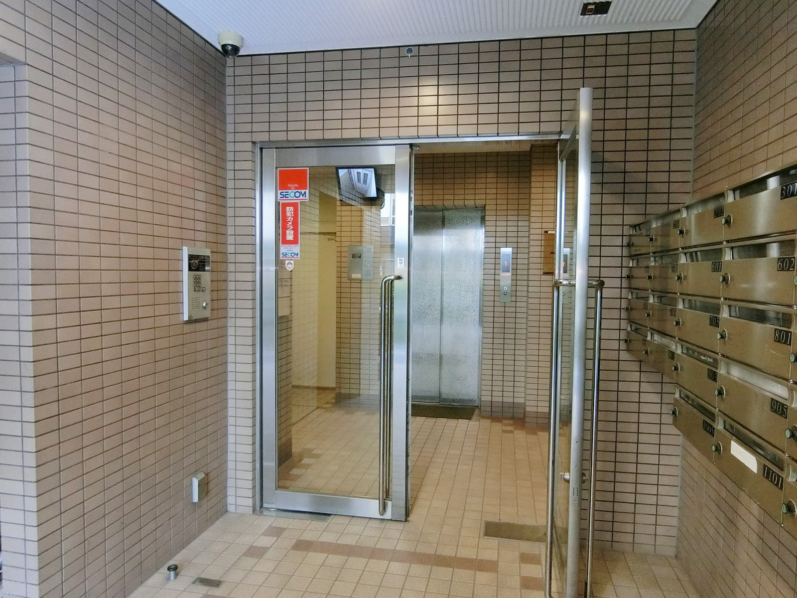 オフィスビル出入り口