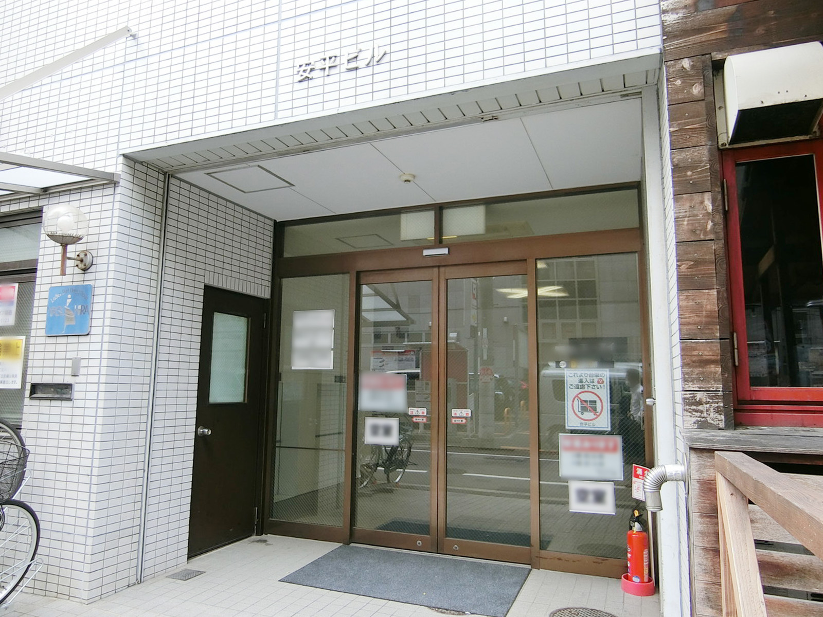 オフィスビル出入り口