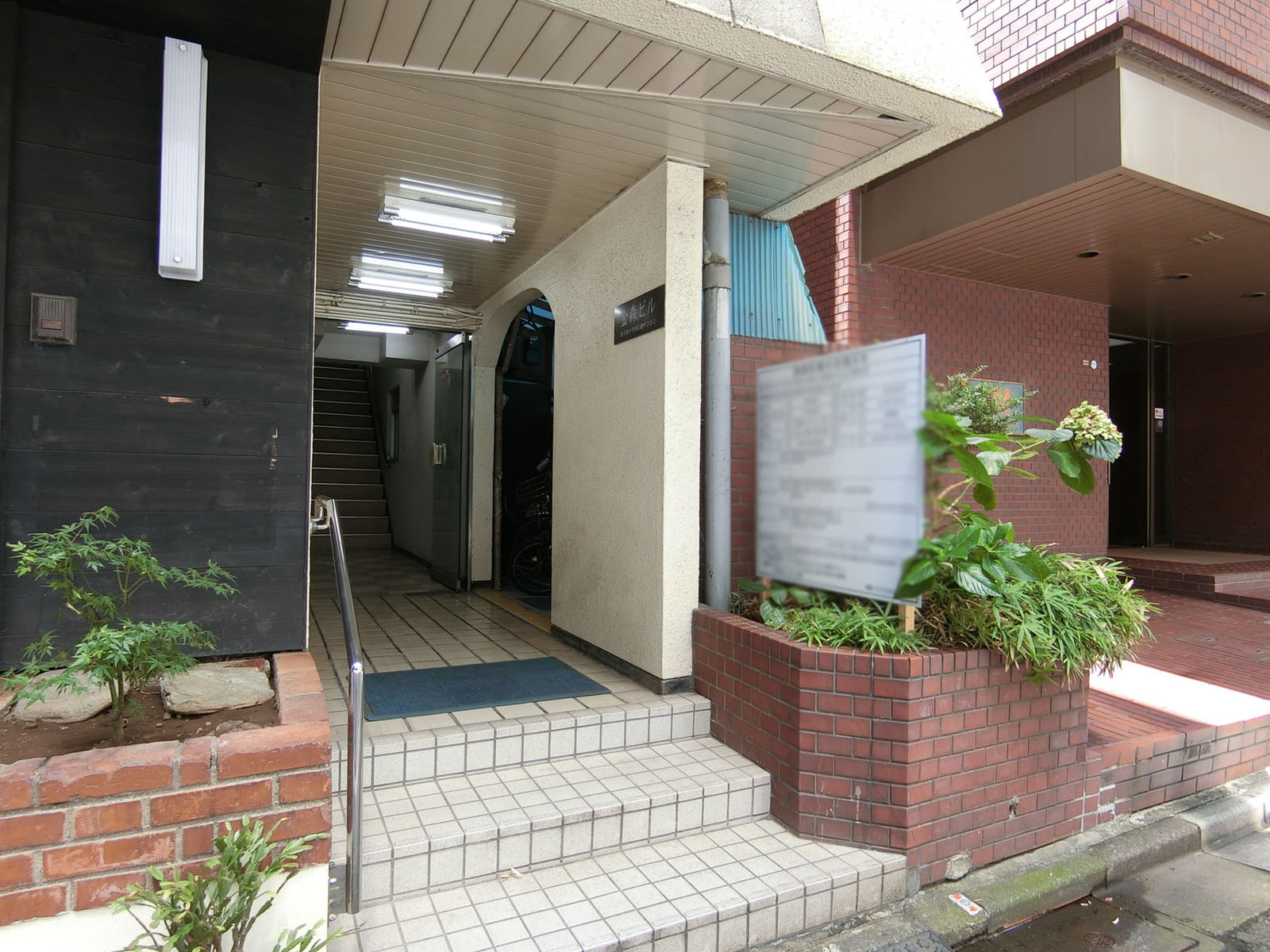 オフィスビル出入り口