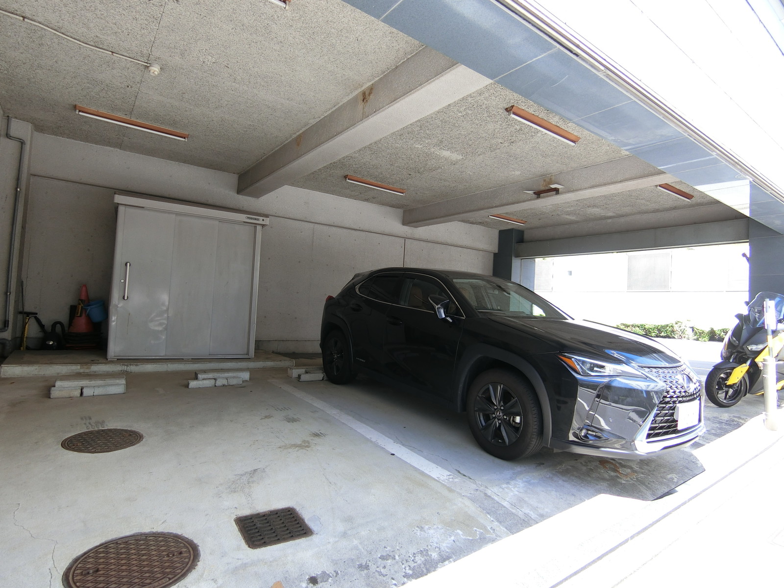 1階は駐車場