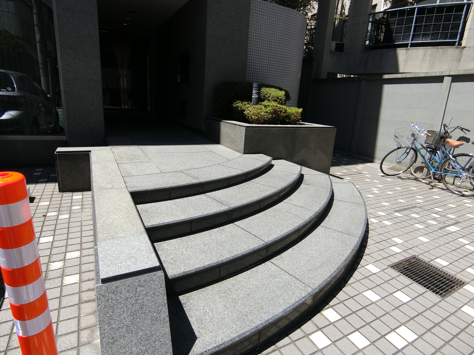 出入り口前の階段