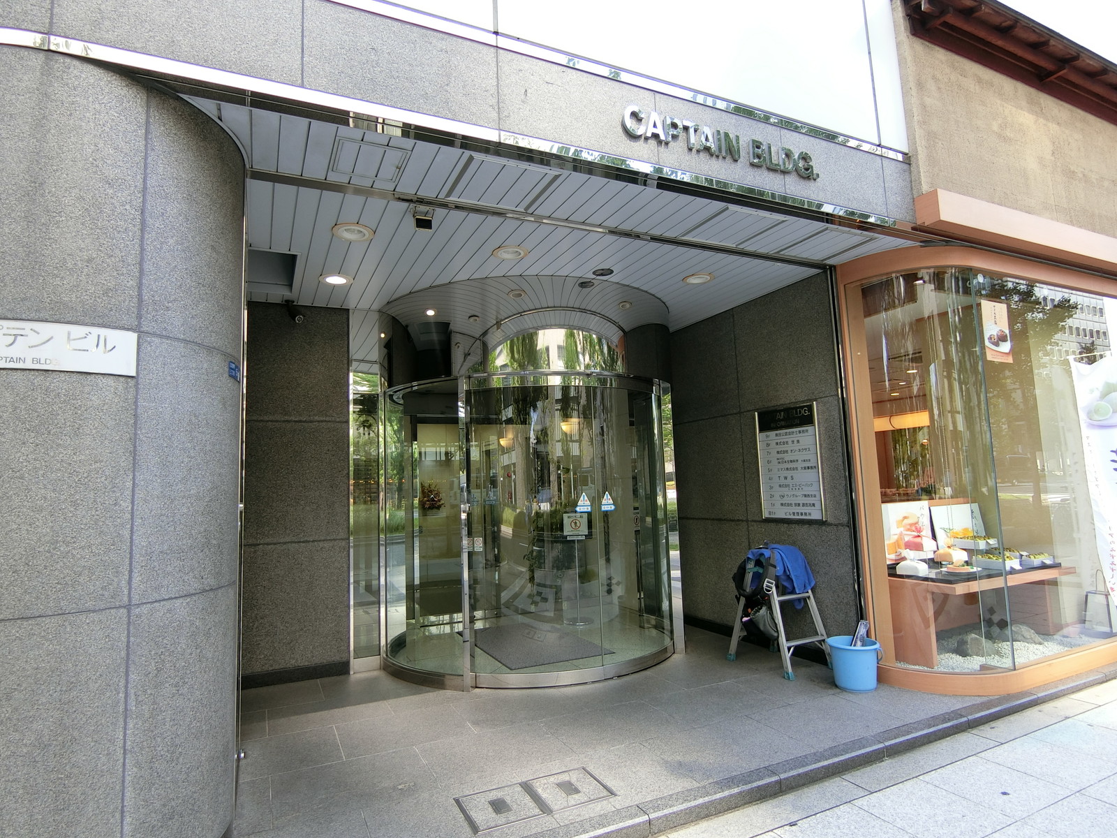 オフィスビル出入口