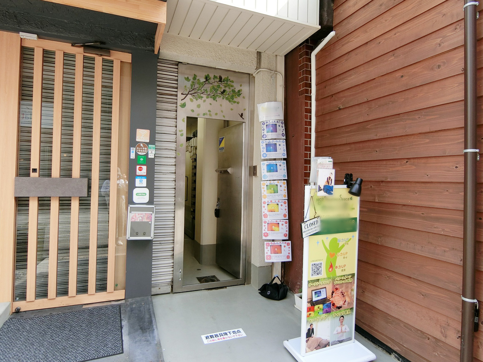 オフィスビル出入り口