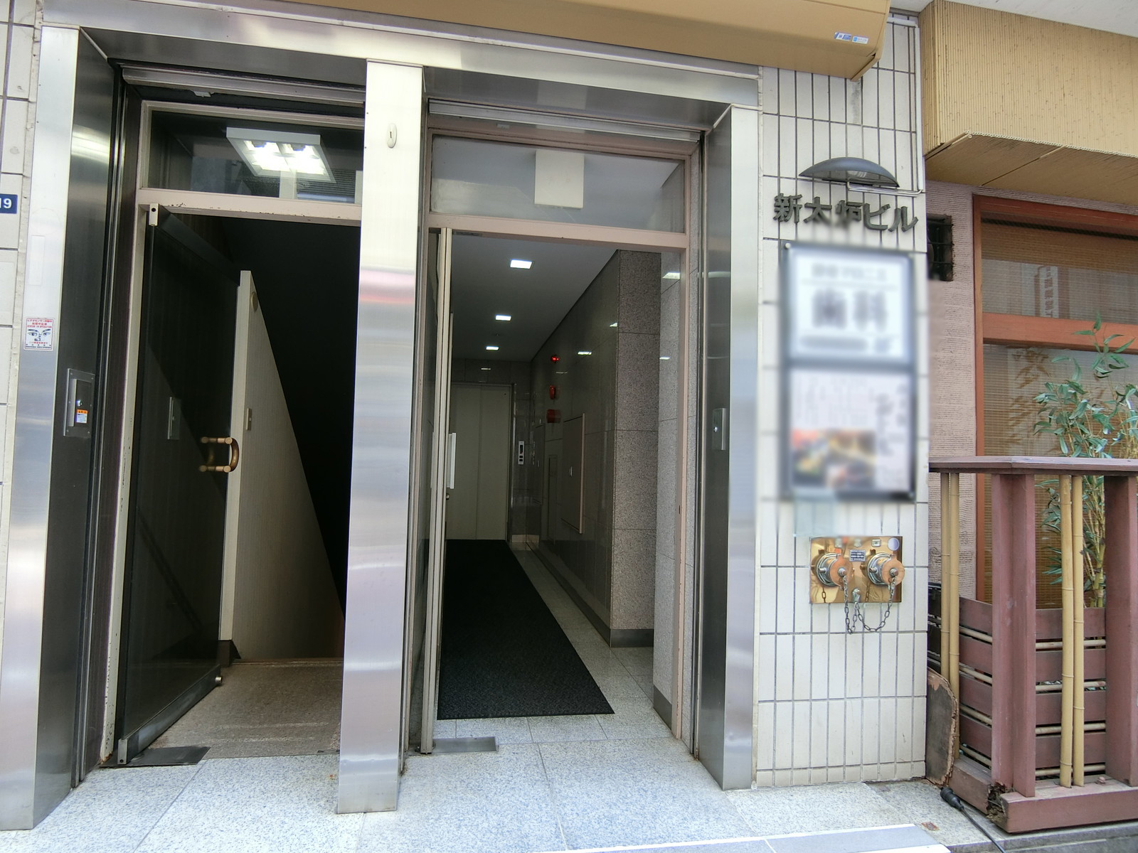 オフィスビル出入り口
