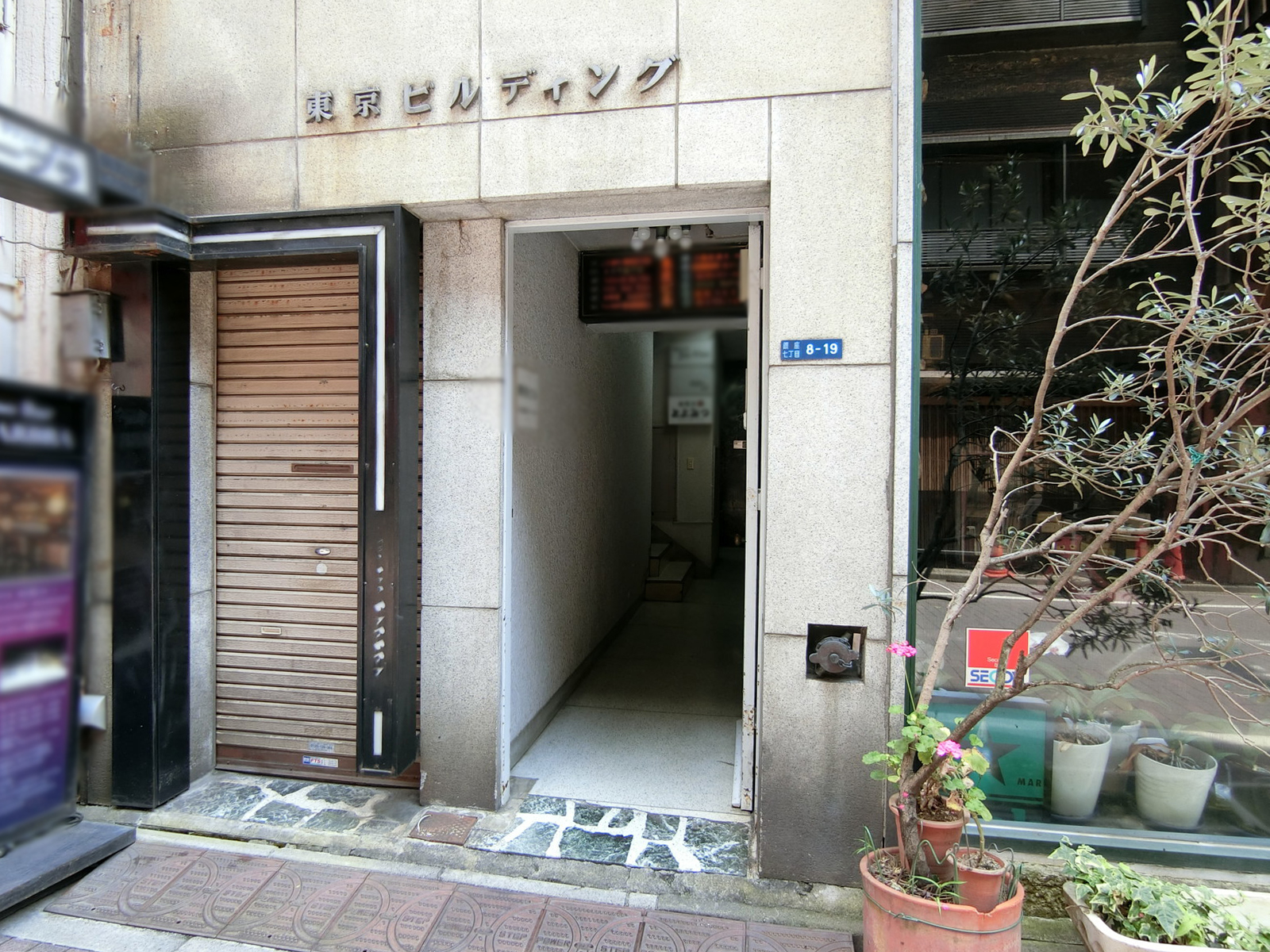 オフィスビル出入り口