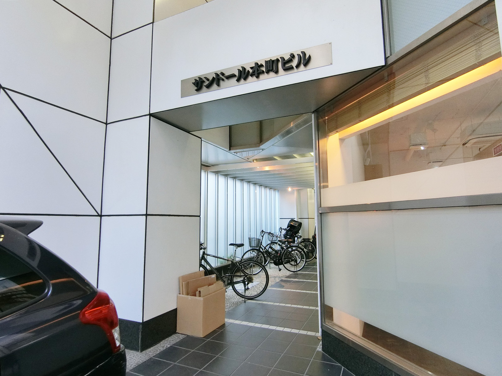 オフィスビル出入口