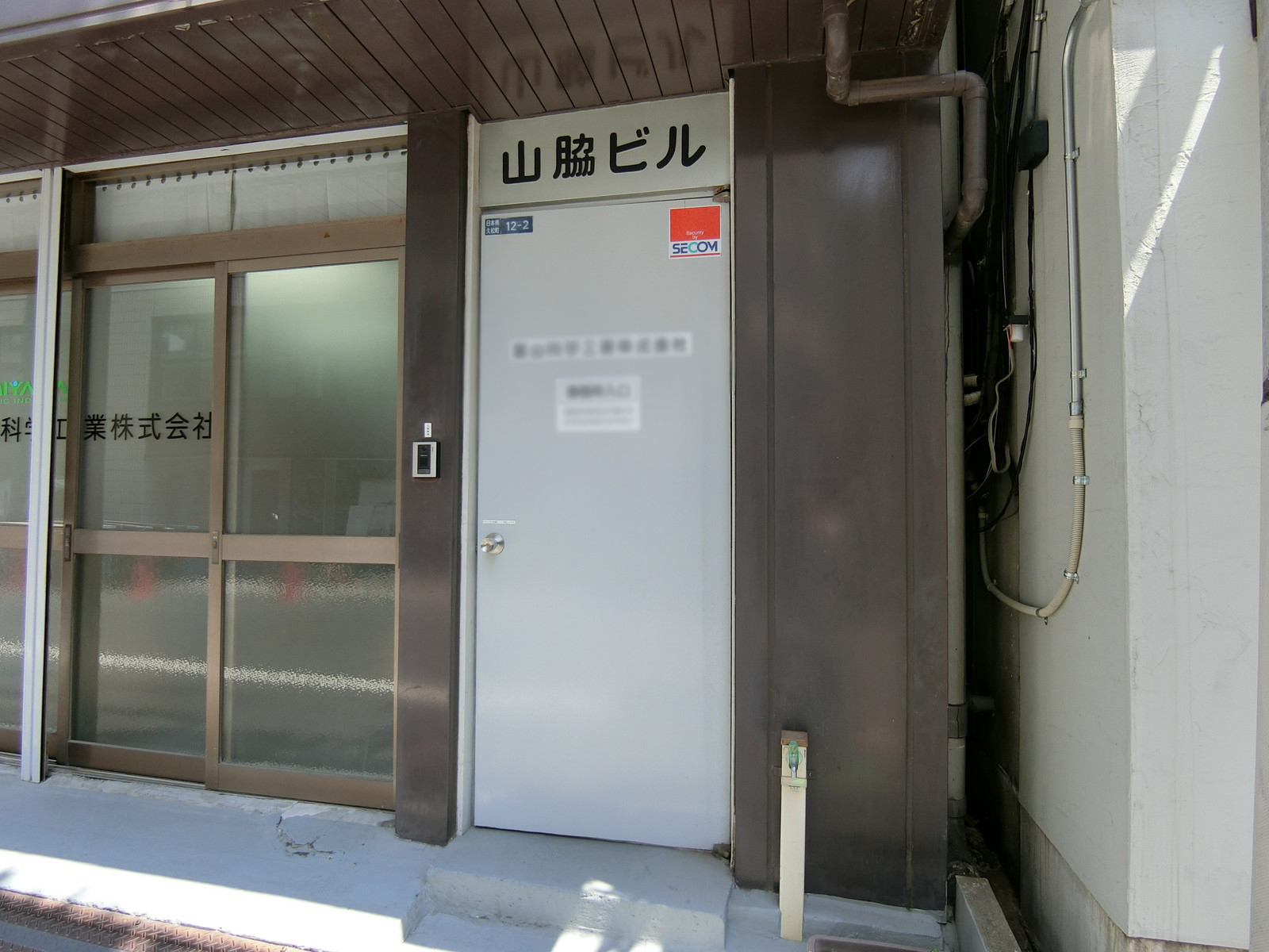 オフィスビル出入口