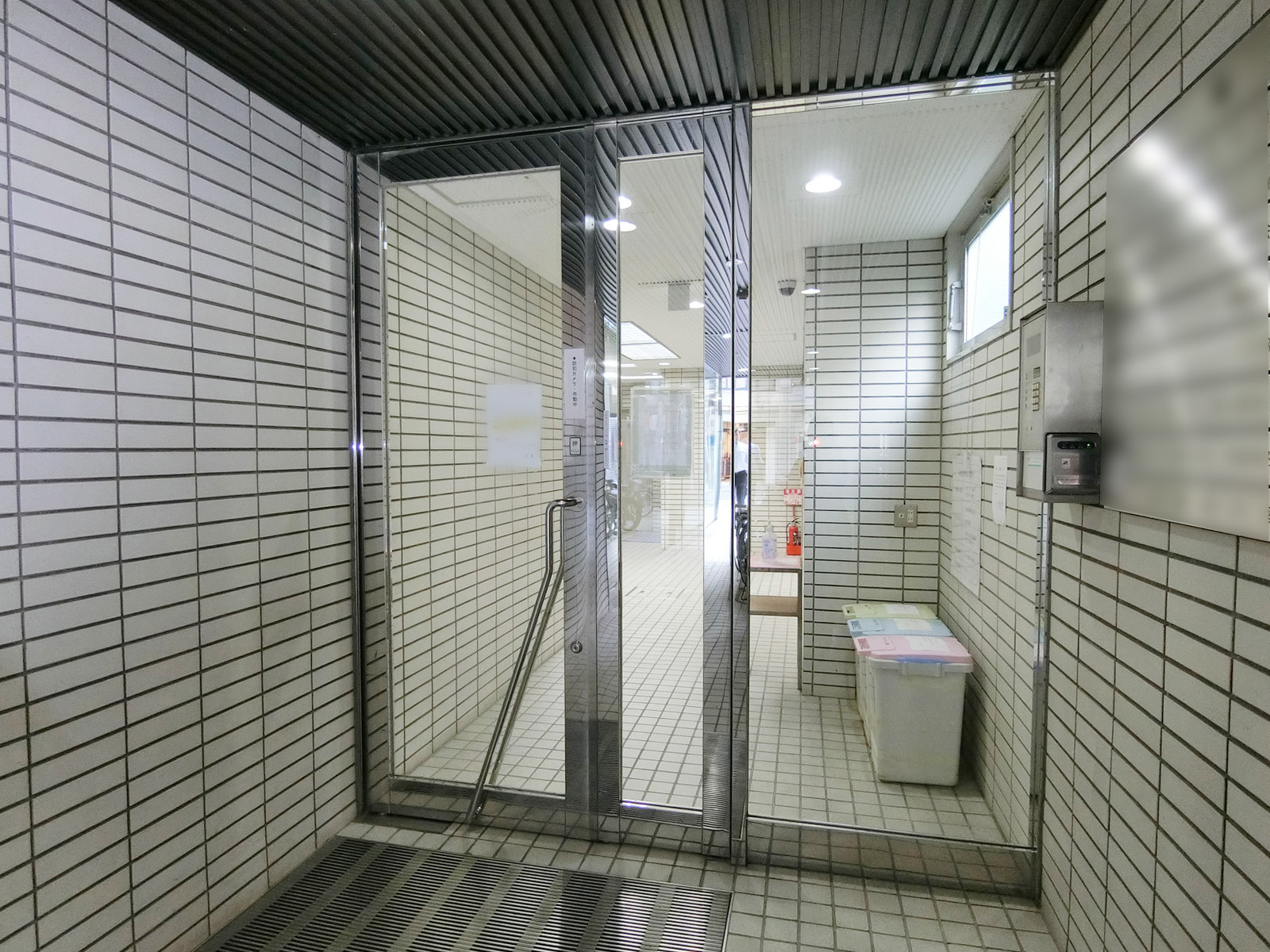 オフィスビル出入口