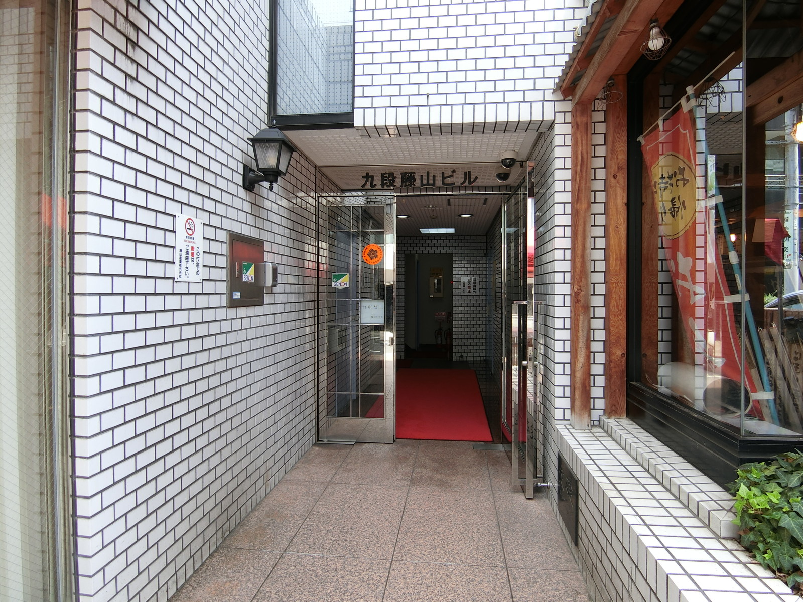 オフィスビル出入口